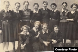Старшеклассницы Ангренской школы №2, Бейе Ильясова крайняя справа в 1-м ряду. Узбекистан, город Ангрен, вторая половина 1950-х годов