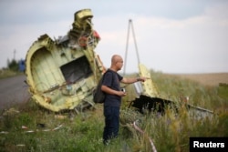 Международный инспектор обследует место падения "Боинга-777"