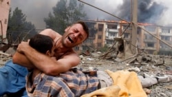 Georgia -- A Georgian man cries as he holds the body of his relative after a bombardment in Gori, 09Aug2008