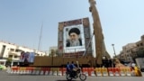 یک موشک بالستیک در کنار تصویری از علی خامنه‌ای در یک نمایشگاه خیابانی در تهران، مهرماه ۱۳۹۸