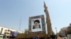 Raketa tokë-tokë Shahab-3 është shfaqur pranë një portreti të udhëheqësit suprem të Iranit, Ajatollah Ali Khamenei, në një ekspozitë në Teheran, vitin e kaluar.