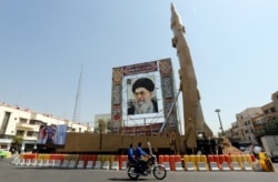 Макет ракеты "Шахаб-3" рядом с портретом аятоллы Хаменеи во время празднования очередной годовщины исламской революции 1979 года в Иране