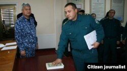 Сотрудник правоохранительных органов Юкоричирчикского района клянется на Коране не брать взятки