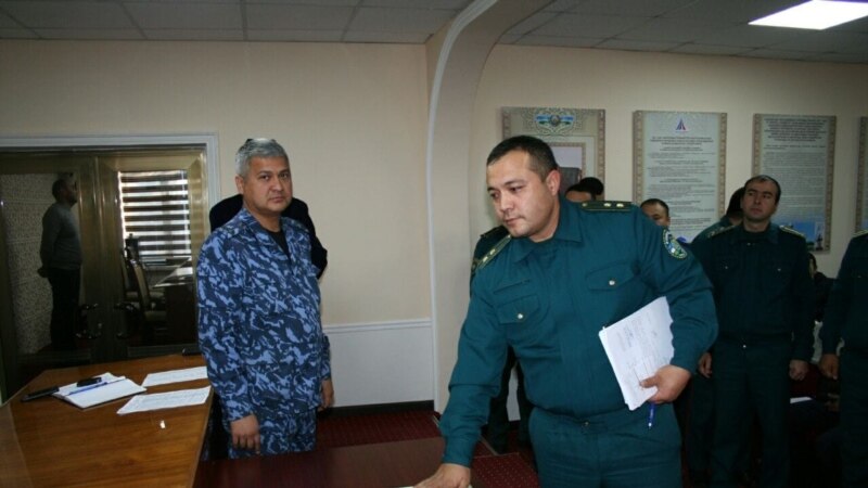 Өзбекстанда милиционерлер Куран кармап ант беришти