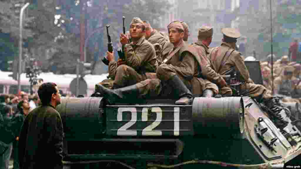 Војници на тогашниот Советски сојуз на улиците на Прага, 21.08.1968.&nbsp;