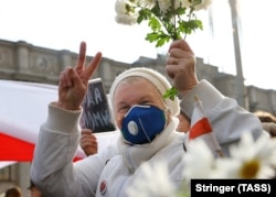 Žena učestvuje na maršu penzionera u Minsku 26. oktobra.