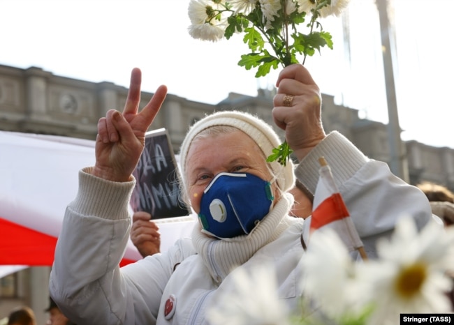 Žena učestvuje na maršu penzionera u Minsku 26. oktobra.