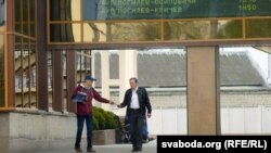 Мікалай Гладышаў раздае газэты