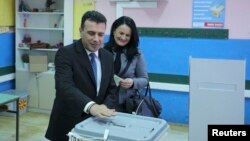  Зоран Заев голосует с женой на избирательном участке в Струмице, 11 декабря 2016 год
