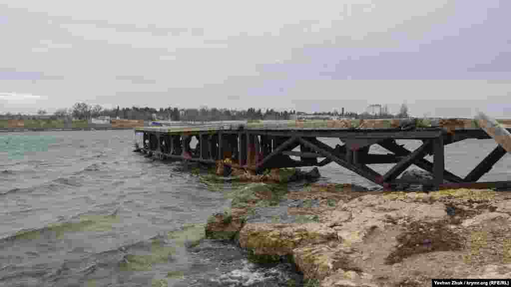 Старенький причал весь роз'їдений морською водою