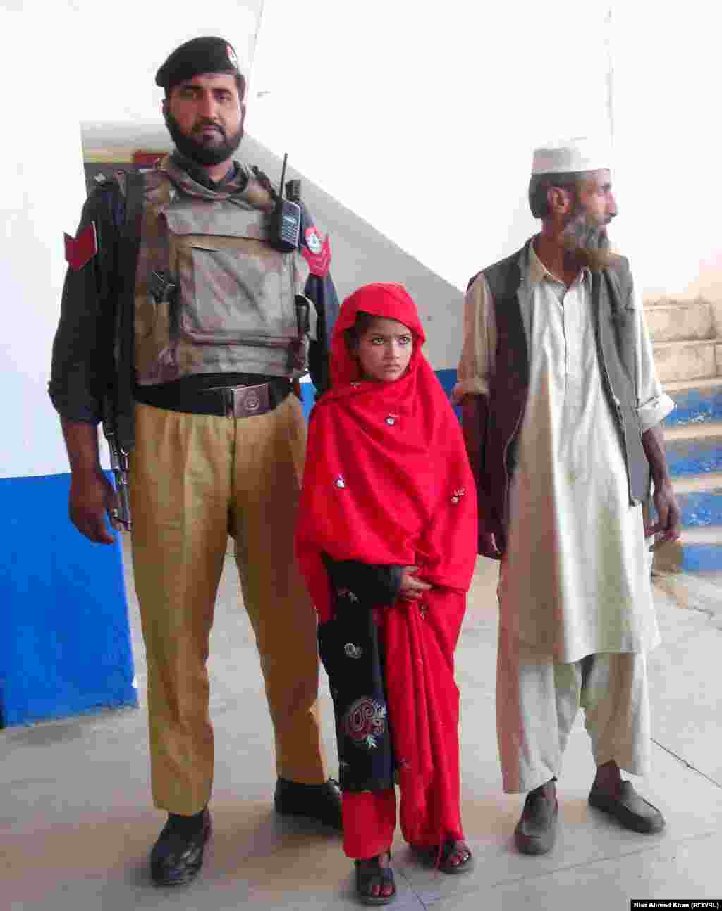 Pakistan - Svat bölgəsində 6 yaşlı uşaqla evlənən yaşlı kişi həmin uşaqla birlikdə polisə aparılır. 22 oktyabr 2013