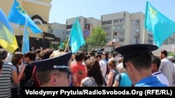 Crimean Tatars picket the building of the Consulate General of Russia in Simferopol, demanding the resignation of Russian Consul General Vladimir Andreyev on May 23. 
