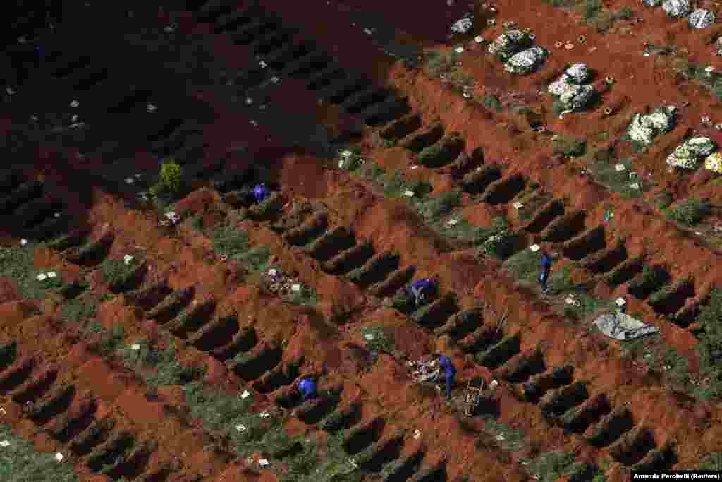 Далакопы капаюць новыя магілы для памерлых ад каранавірусу ў Сан-Паўлу, Бразылія.
