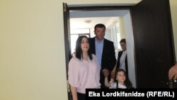 Проголосовал политик после того, как ему принесли забытое удостоверение
