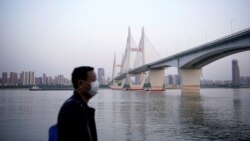 Мужчина в маске в Ухане, административном центре провинции Хубэй.