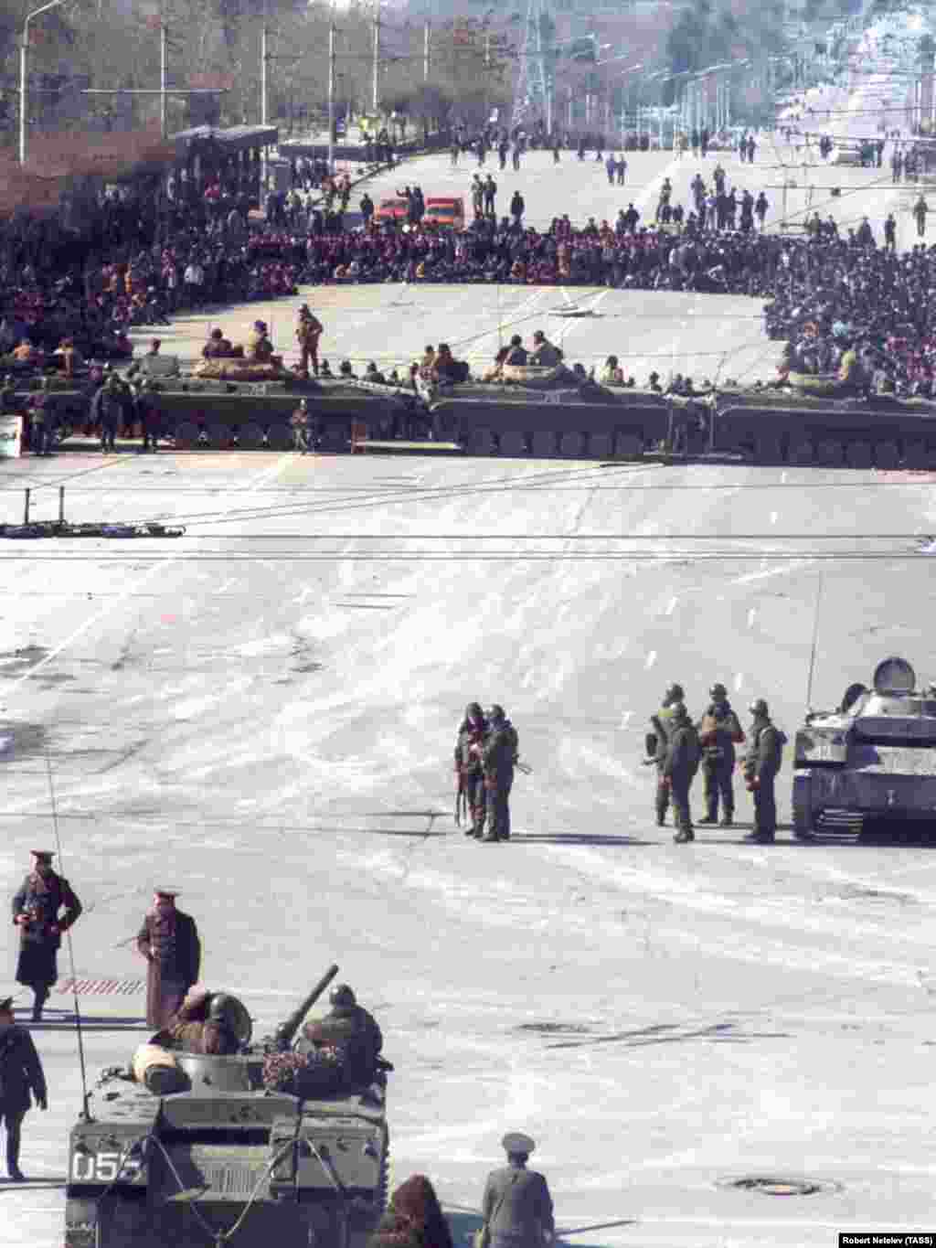 Demonstranti se suočavaju sa vladinim trupama u ulici Putovskog u Tadžikistanu, glavnom gradu Dušanbeu, u februaru 1990. To je označilo trenutak kada su se islamisti pojavili na političkoj sceni zemlje i krvavih nereda koji su doveli do smrti 28 ljudi. Vlasti su proglasile vanredno stanje i uvele policijski čas.