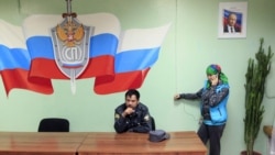 Орусиянын полиция бөлүмүндөгү мигрант аял
