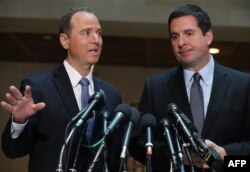 Devin Nunes (dr.) cu Rep. Adam Schiff în Congresul american