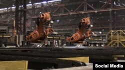 КУКА компаниясы өндүргөн оор жумуштарды аткарчу 6 робот Маннстедт компаниясындагы оор болот такталарды тизүүдө колдонулат. 