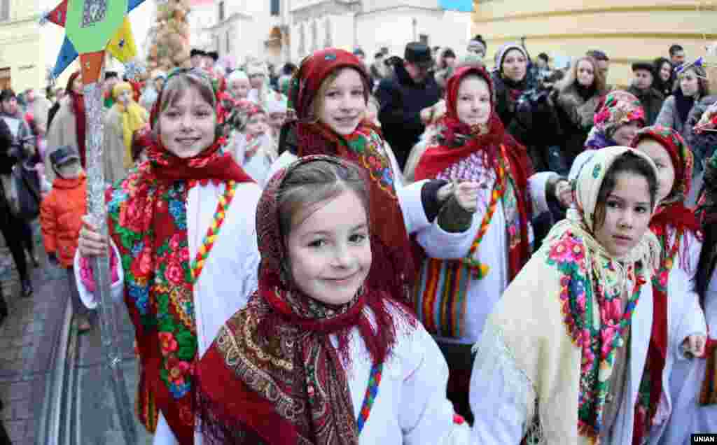 Рождественское шествие во Львове, городе на западе Украины.