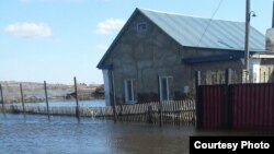 Подтопленный дом в селе Чкалово, Карагандинская область. 17 апреля 2017 года. 