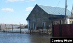 Подтопленный дом Татьяны Вайгант. Село Чкалово, Карагандинская область. 17 апреля 2017 года.