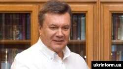 Як додала народна депутатка, Віктор Янукович просить суд визнати, що Верховна Рада не мала компетенції ухвалювати акт про його самоусунення з посади президента