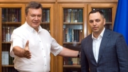 Тодішній президент України Віктор Янукович (ліворуч) і заступник голови Адміністрації президента Андрій Портнов. Крим, 2 серпня 2010 року