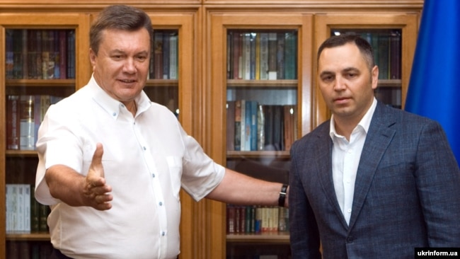Andriy Portnov (djathtas) iu bashkua administratës së Viktor Yanukovychit (majtas) pasi ky i fundit mposhti Yulia Tymoshenkon në zgjedhjet presidenciale të Ukrainës në vitin 2010.
