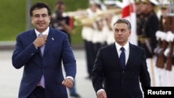 Președintele de atunci, Mihail Saakașvili (stânga), și premierul ungar Viktor Orban participă la o ceremonie de bun venit la Tbilisi, în 2012.