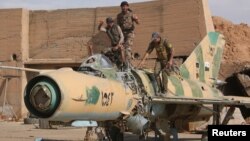 Бійці «Сирійських демократичних сили» на пошкодженому літаку, військовий аеропорт Табки, 9 квітня 2017 року