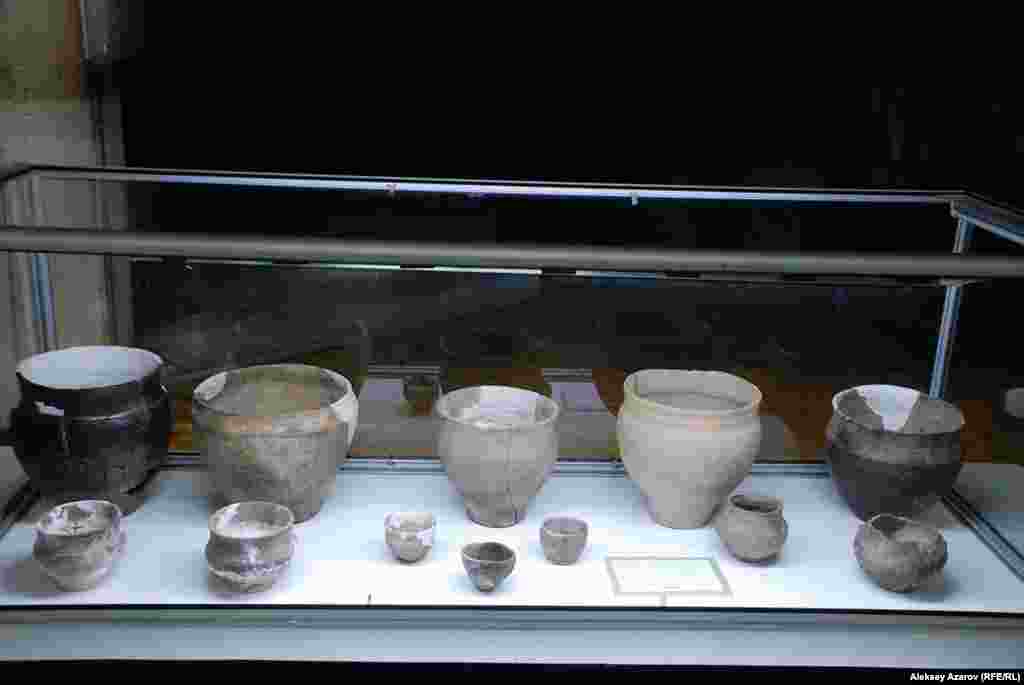Изделия из керамики эпохи бронзы из разных регионов Казахстана.