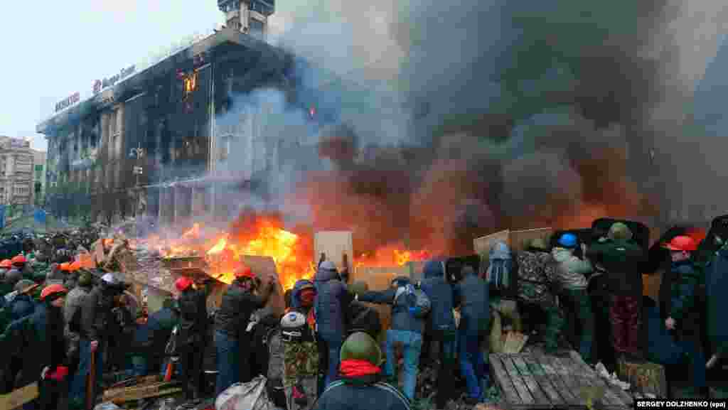 У ноч з 18 на 19 лютага падчас штурму Дома прафсаюзаў у ім пачаўся пажар, на Майдане працягвалася супрацьстаяньне