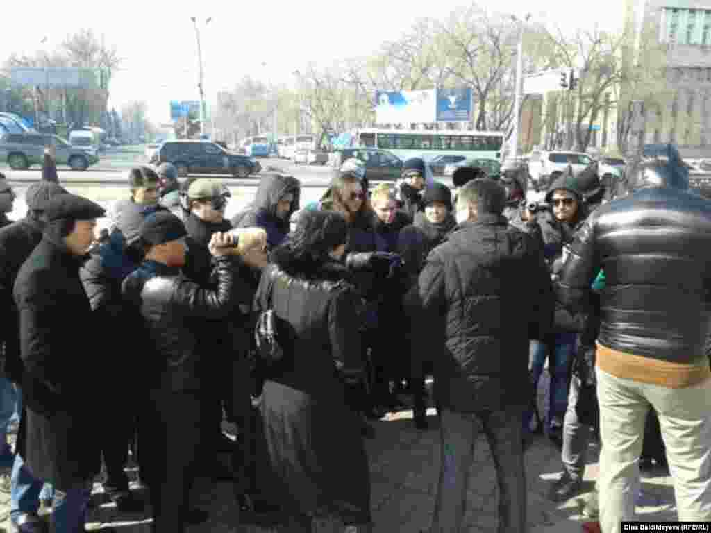 Около 30 человек собрались в субботу у памятника Абаю в Алматы. Среди пришедших было много журналистов. Желающие приняли участие в уличных чтениях стихов Абая и других поэтов на социальную тематику. Гражданские активисты Ерлан Калиев и Галым Агелеуов также выступили с критикой политики казахстанских властей, которая ограничивает гражданские свободы. Полиция никого задерживать не стала.