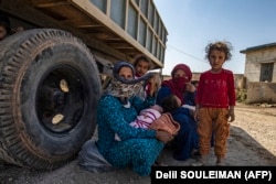 Курдские беженцы покидают территорию, ставшую объектом артобстрелов турецкой армии 10 октября 2019 года