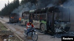 Горящие автобусы рядом с сирийским селом в провинции Идлиб. 18 декабря 2016 года.
