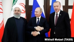 Иран президенті Хасан Роухани (сол жақта), Ресей президенті Владимир Путин (ортада) және Түркия президенті Режеп Ердоған. Сочи, 14 ақпан 2019 жыл.