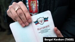 Украина билігі террористік ұйымға жатқызған, өзін өзі жариялап алған "Донецк халық республикасы" шығарған "паспорт".