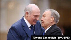 Александр Лукашенко (слева) и Нурсултан Назарбаев