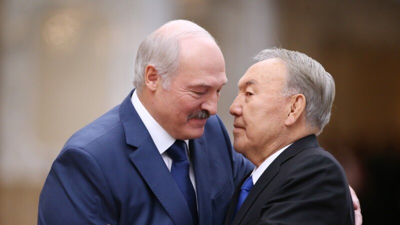 Власти Беларуси заявили, что Лукашенко побеседовал с Назарбаевым