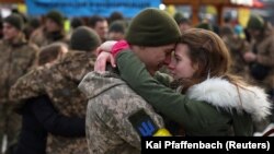 Olha elbúcsúzik frontra készülő párjától, Volodimirtől a lvivi vasútállomáson 2022. március 9-én