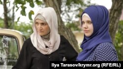 Активістка ініціативи «Кримська солідарність» Гульсум Алієва з матір’ю Наджиє