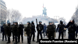 Poliția franceză n cursul unei demonstrații a „vestelor galbene” la Paris, 15 decembrie 2018