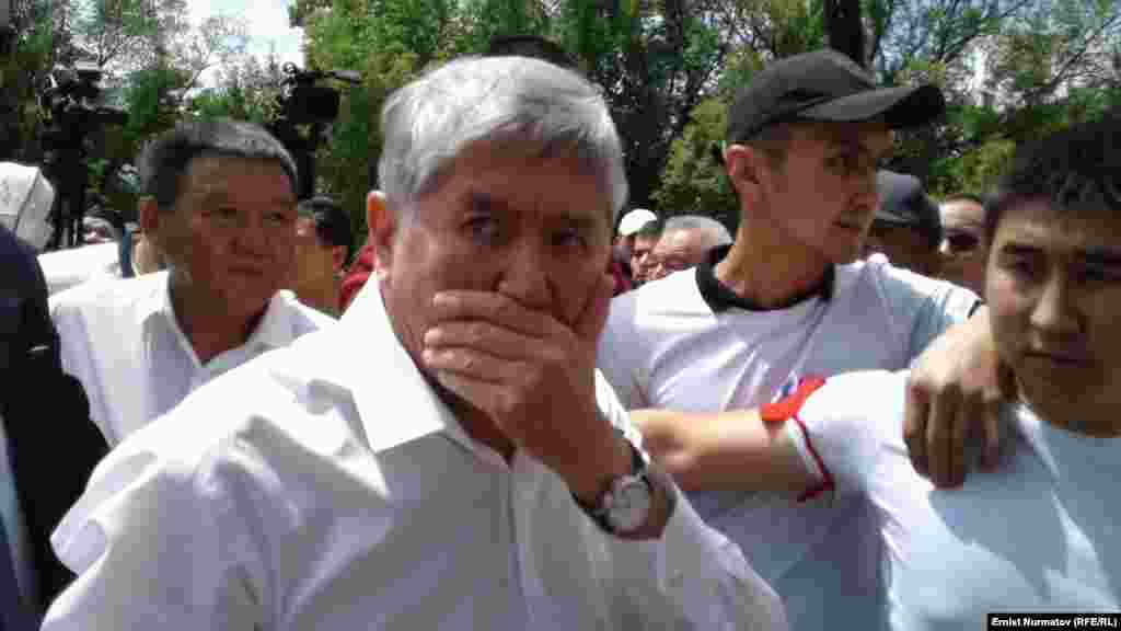 КИРГИСТАН - Поранешниот претседател на Киргистан, Алмазбек Атамбаев ги отфрли сите обвиненија против него додека Парламентот се подготвува да гласа за одземање на неговиот имунитет.