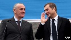 Представители российской делегации заявили, что не будут вмешиваться в конфликт, так как считают его внутренним делом Абхазии. Их задача – помочь сторонам найти выход из сложившегося положения