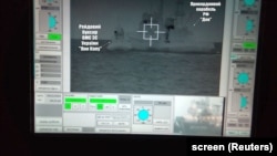Российский пограничный корабль "Дон" наваливается на украинский буксир "Яны Капу"