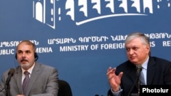 Спецпредставитель ЕС Филипп Лефор (слева) и глава МИД Армении Эдвард Налбандян (справа)