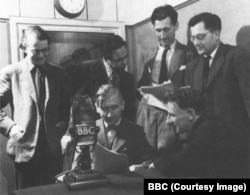Джордж Оруэлл с коллегами в студии BBC