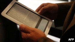 Ніхто не заважає читати в метро компактний e-book, а вдома насолоджуватися паперовими фоліантами