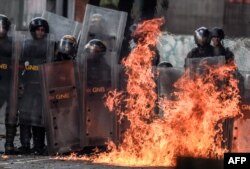Уличные столкновения в Каракасе демонстрантов с полицией продолжаются регулярно с весны 2017 года